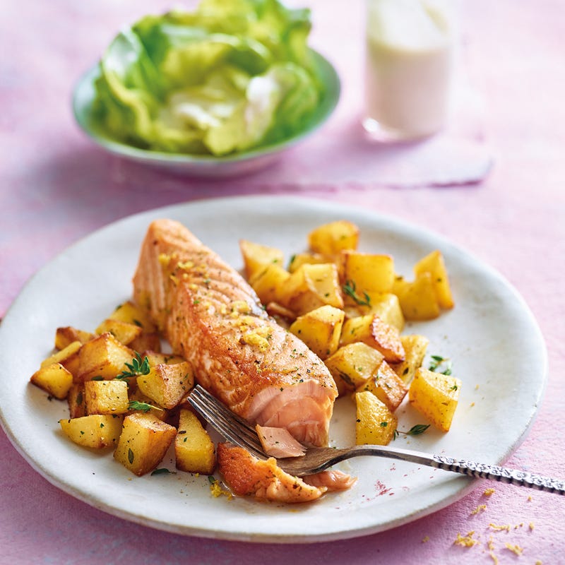 Zitronenlachs mit Kartoffelwürfeln und Kopfsalat
