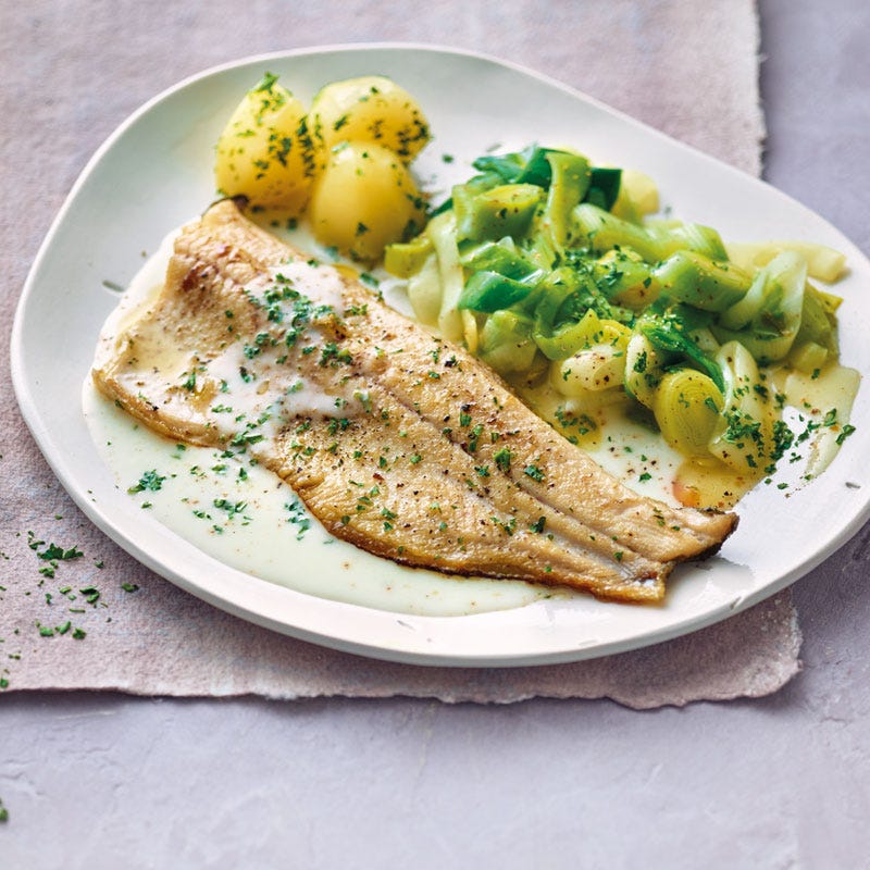 Forelle mit Weißweinsauce und gedünstetem Lauch