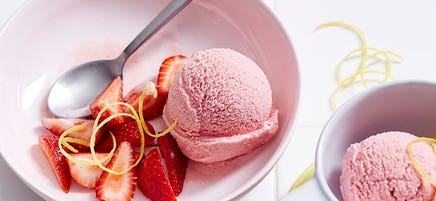 Strawberry frozen yoghurt