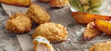 Puten Nuggets mit Quinoa-Kruste und Kartoffelspalten