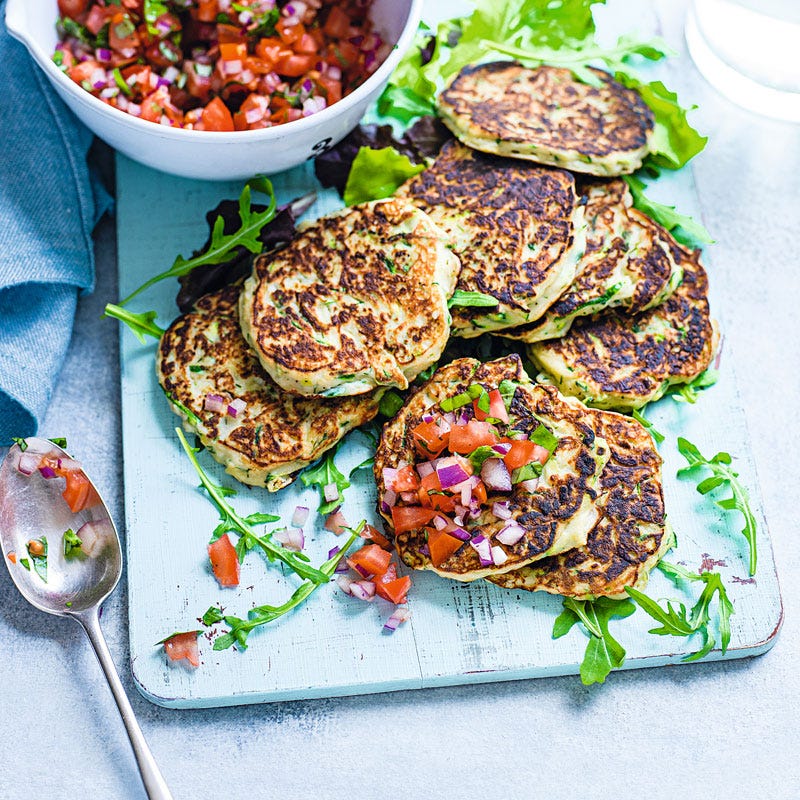 Zucchini-Ricottaküchlein mit Tomatensalsa