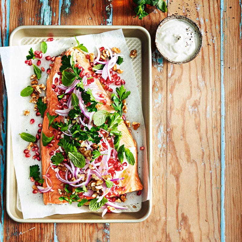 Lachs mit Granatapfelkernen und Walnüssen