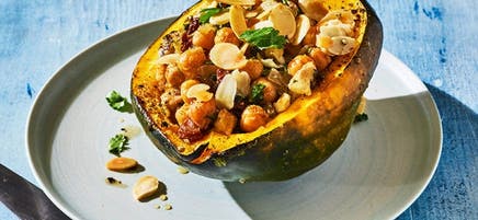 Courge poivrée farcie de pois chiches à la marocaine