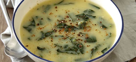 Soupe aux pommes de terre et au chou frisé