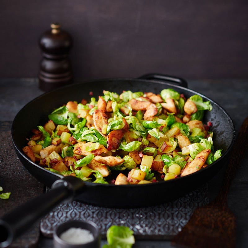 Rosenkohlpfanne mit Knusperkartoffeln