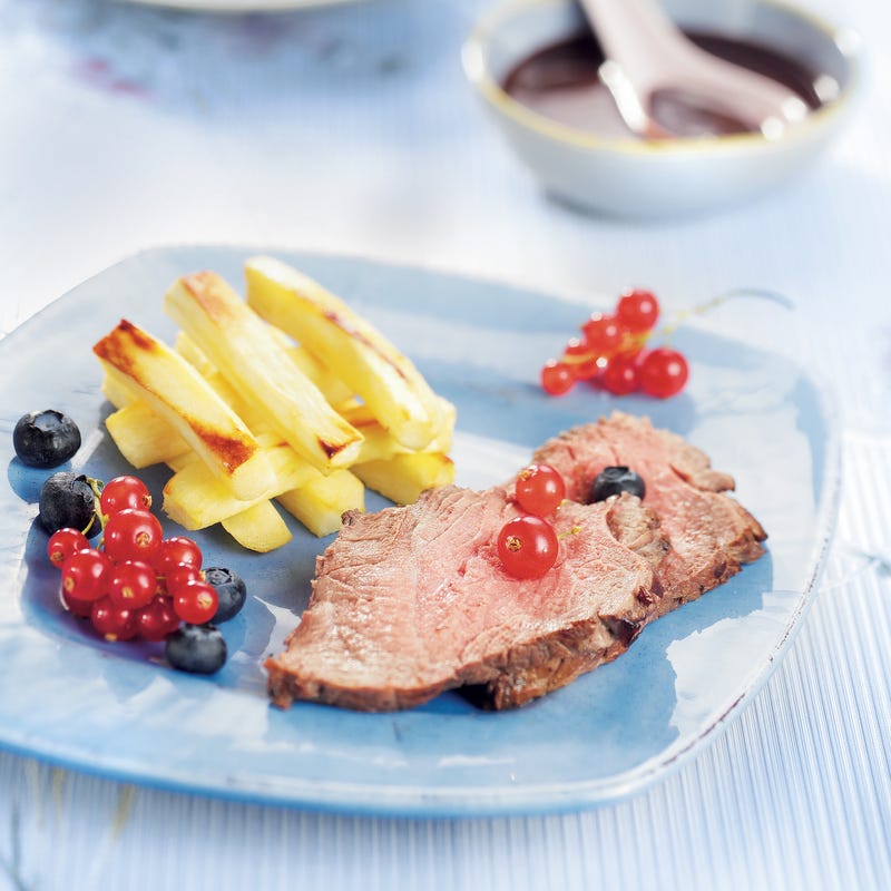 Filet de sanglier aux fruits rouges, frites de panais