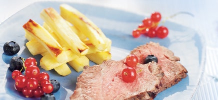 Filet de sanglier aux fruits rouges, frites de panais