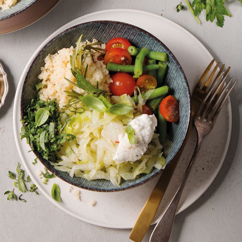 Couscous-Gemüse-Bowl mit Kohl, Quark und Kräutern