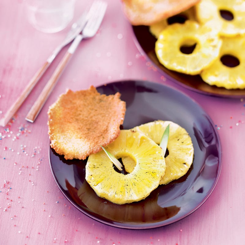 Ananas rôti flambé et tuile coco