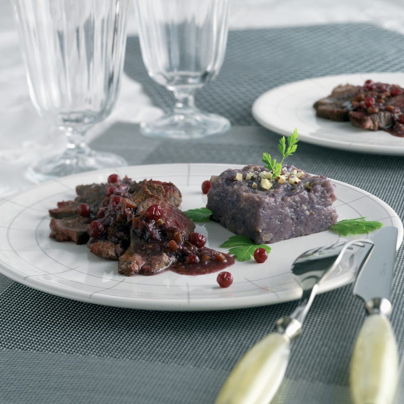 Rôti d'autruche grand veneur, écrasée de vitelotte