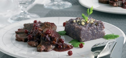 Rôti d'Autruche grand veneur, écrasée de vitelotte