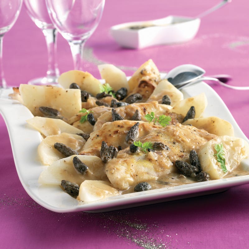Volaille aux panais, sauce au vin jaune et morilles