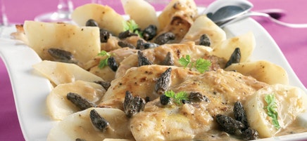 Volaille aux panais, sauce au vin jaune et morilles