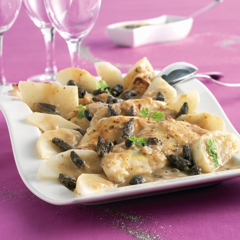 Volaille aux panais, sauce au vin jaune et morilles