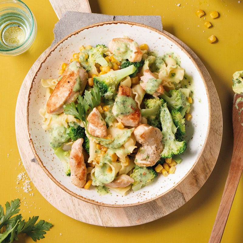 Hähnchen und Finferli in grüner Broccolisauce mit Mais