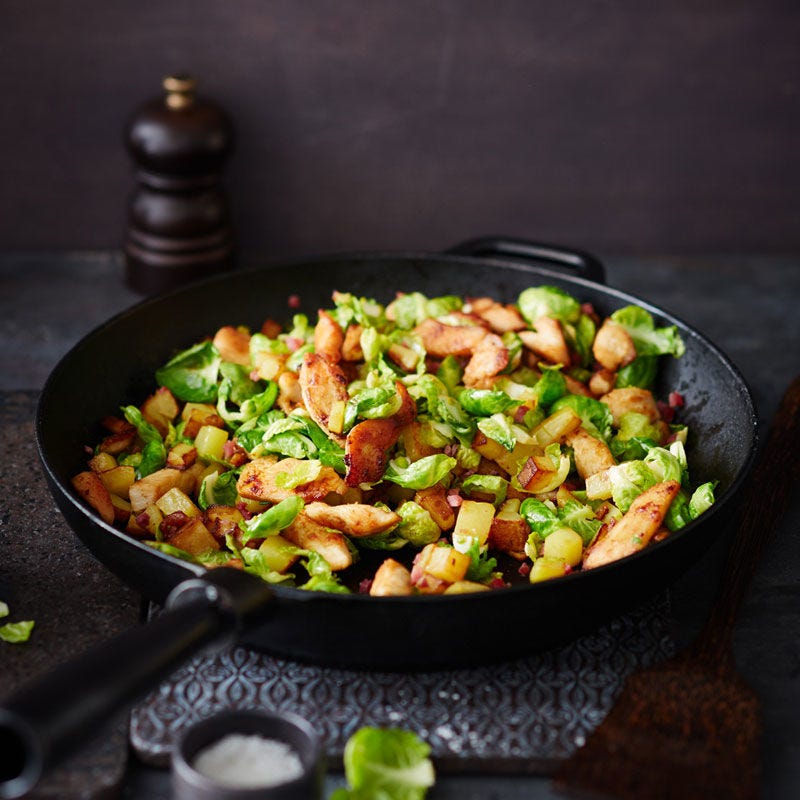 Rosenkohlpfanne mit Knusperkartoffeln