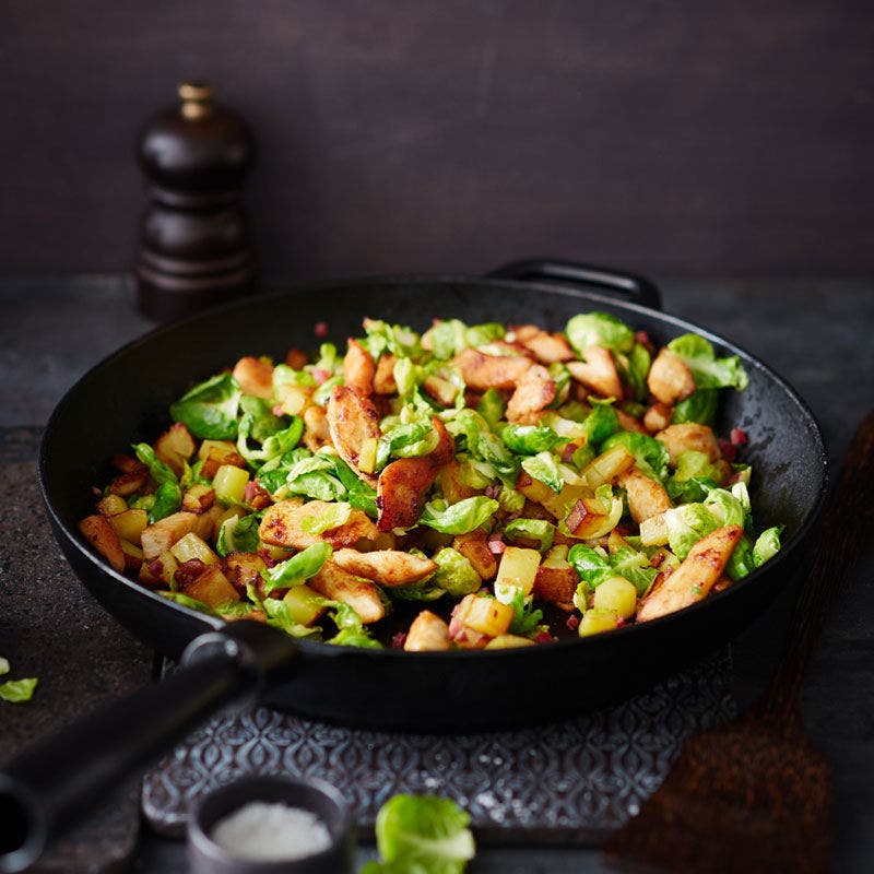 Rosenkohlpfanne mit Knusperkartoffeln