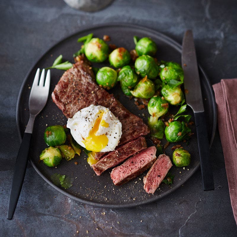 Entrecôte mit Limettenrosenkohl und Ei