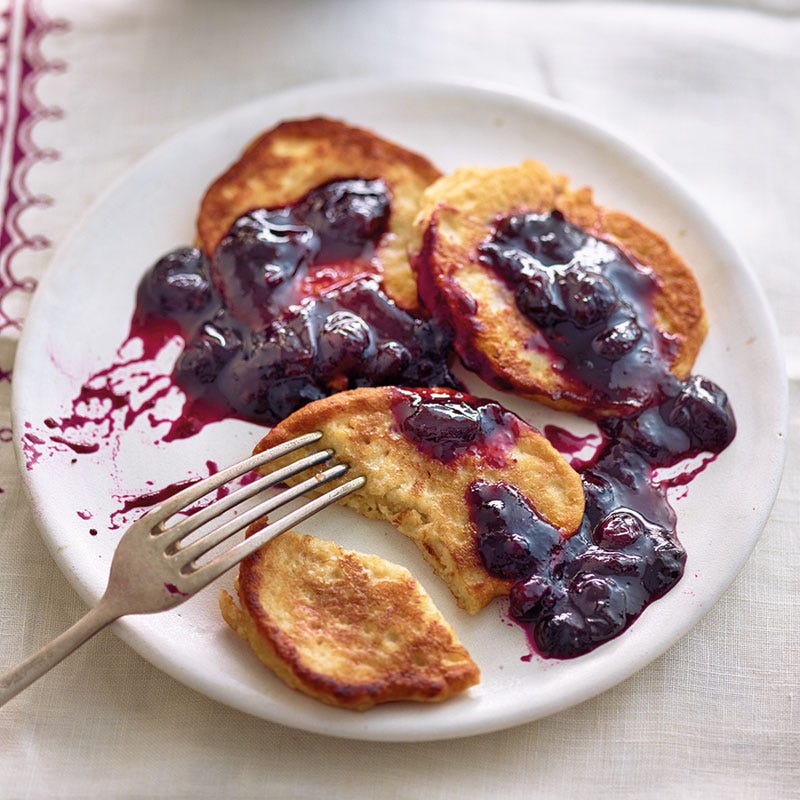 Haferflocken Pancakes mit heissen Heidelbeeren