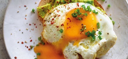 Tartine grillée avocat-œuf au plat