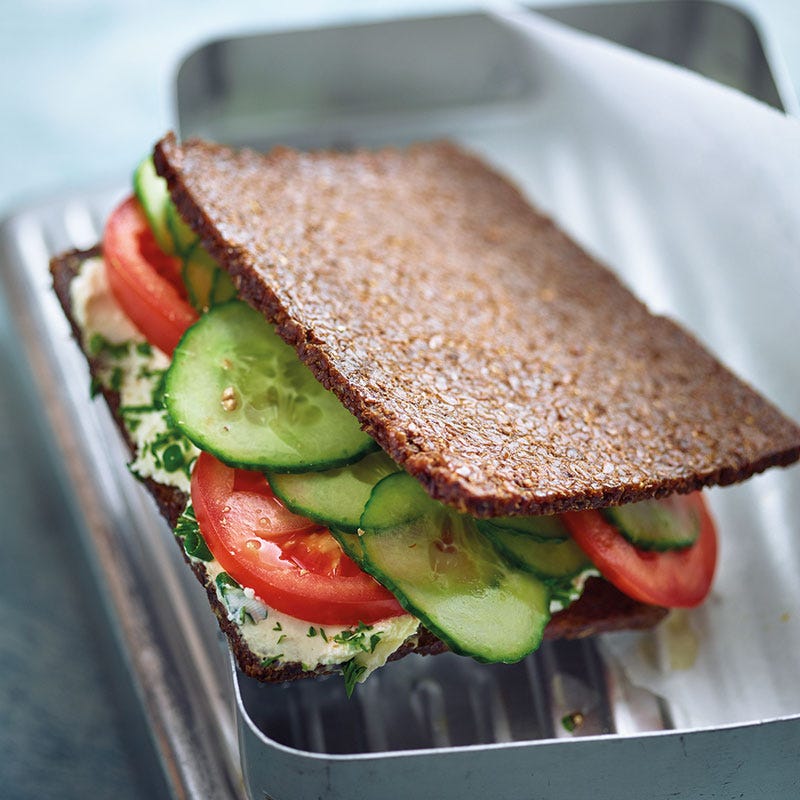 Pumpernickel mit Kräuterfrischkäse und Gemüse