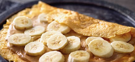 Omelette mit Banane und Erdnussmus