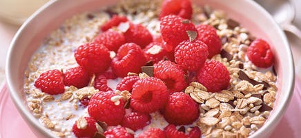 Muesli aux framboises et au quinoa soufflé
