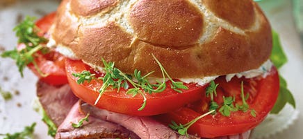 Petit pain au roastbeef et crème de cresson