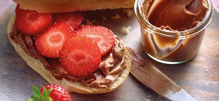 Milchbrötli mit Schokofrischkäse und Erdbeeren
