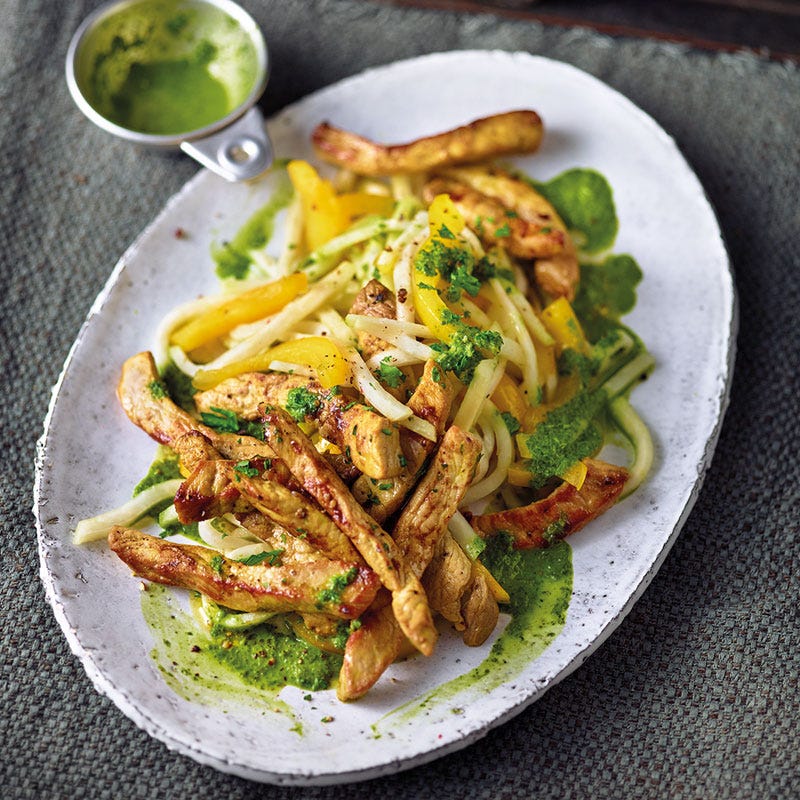 Kohlrabi-Peperoni-Salat mit Petersiliendressing und Schnitzelstreifen