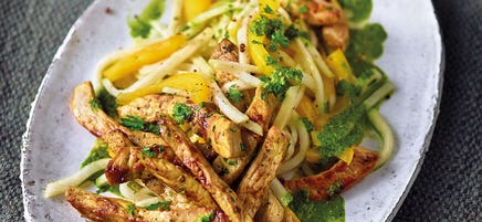 Salade poivrons/chou-rave sauce au persil et ses lanières de viande