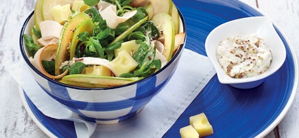 Salade de pommes et poulet fumé