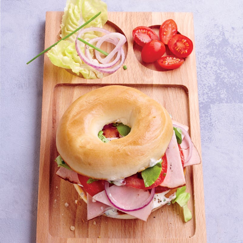 Bagel au rôti de porc et aux crudités