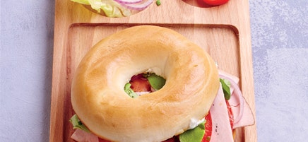 Bagel au rôti de porc et aux crudités