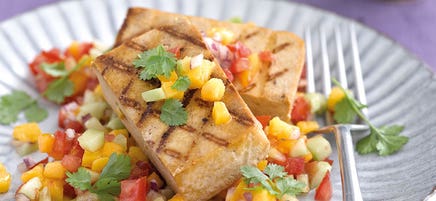 Tofu grillé et salsa fruitée tomates-concombre