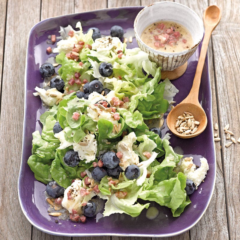 Eichblattsalat mit Heidelbeeren und Mozzarella