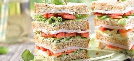 Brochettes de mini toasts au pesto