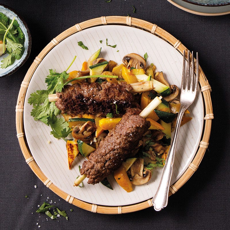 Zitronengras-Hack-Spieße mit buntem Koriander-Ingwer-Gemüse