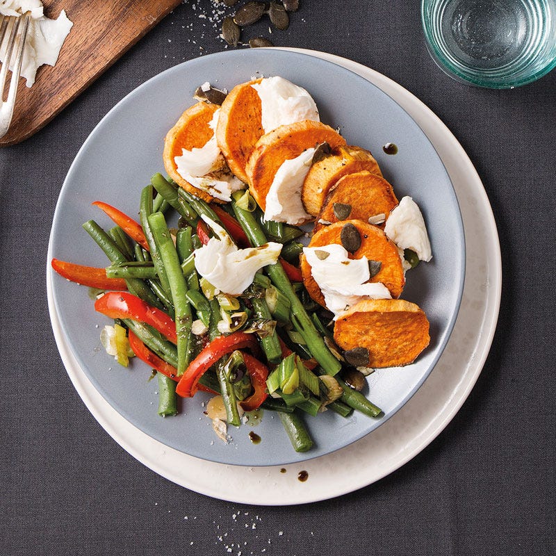 Süßkartoffeltaler mit Bohnensalat und Mozzarella