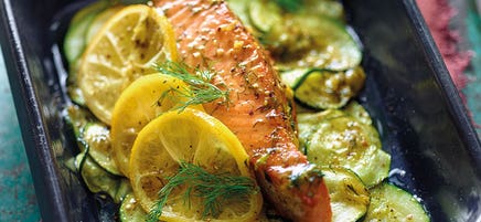Ofenlachs auf Zucchini in Zitronen-Senf-Marinade