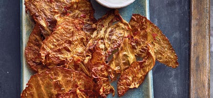Spitzkohlchips mit Zitronendip