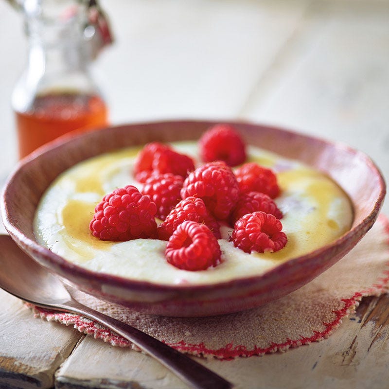 Lauwarmer Griessbrei mit Himbeeren