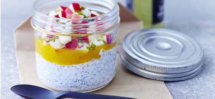 Chiapudding med sharon, äpple och pistagenötter