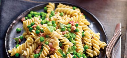 Fusilli mit Erbsen-Schinken-Sauce