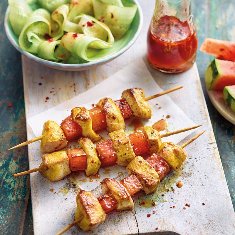 Poulet-Melonen-Spiesse mit pikantem Gurkensalat