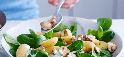 Pommes de terre grenaille, champignons à l’ail et sauce citronnée