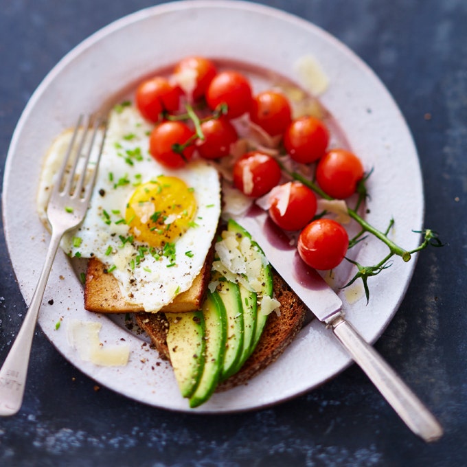 Röstbrot mit Avocado und Räuchertofu