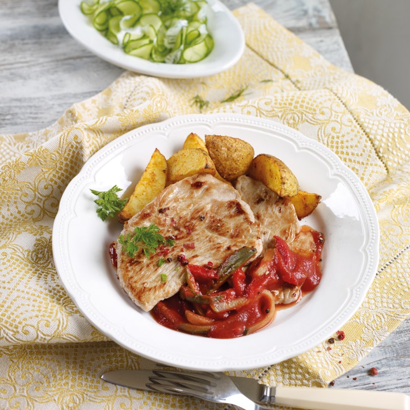 Zigeunerschnitzel mit Gurkensalat