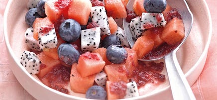 Salade de fruits exotique et sa sauce aux canneberges