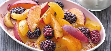 Fruits d'été caramélisés et crème de yogourt